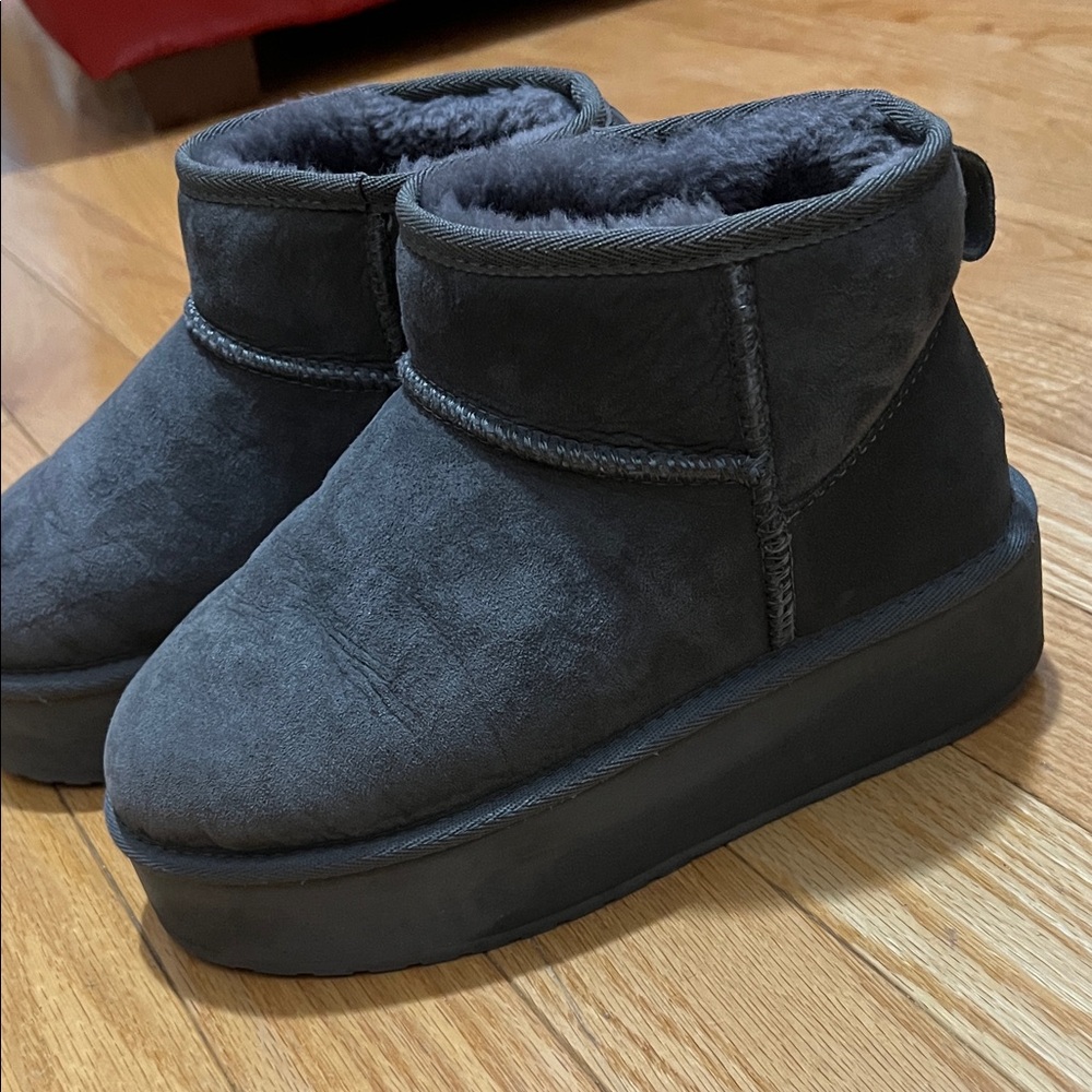 Emu Australia Woman’s stinger micro flatform Charcoal Suede Ankle Boots